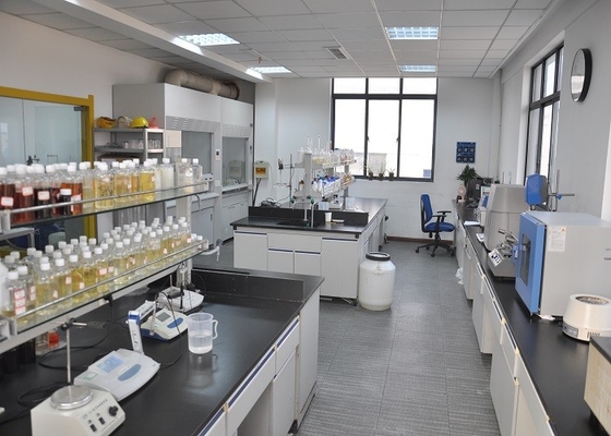 Cas 9003-05-8 de Behandeling van de Polyacrylamideemulsie van Afvalwater Bulkviscositeit 500-2000 AE8030/CE6140